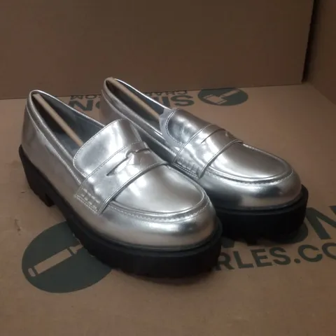 BOX CONTAINING APPROXIMATELY 5 PAIRS OF BRAND NEW SIMPLY BE SILVER DALLAS WIDE PENNY LOAFERS - SIZE 5