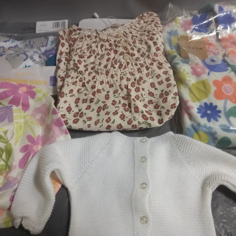 APPROXIMATELY 15 ASSORTED 0-5 YEARS CHILDRENS CLOTHING ITEMS TO INCLUDE - HAT , JUMPER , DRESS ETC