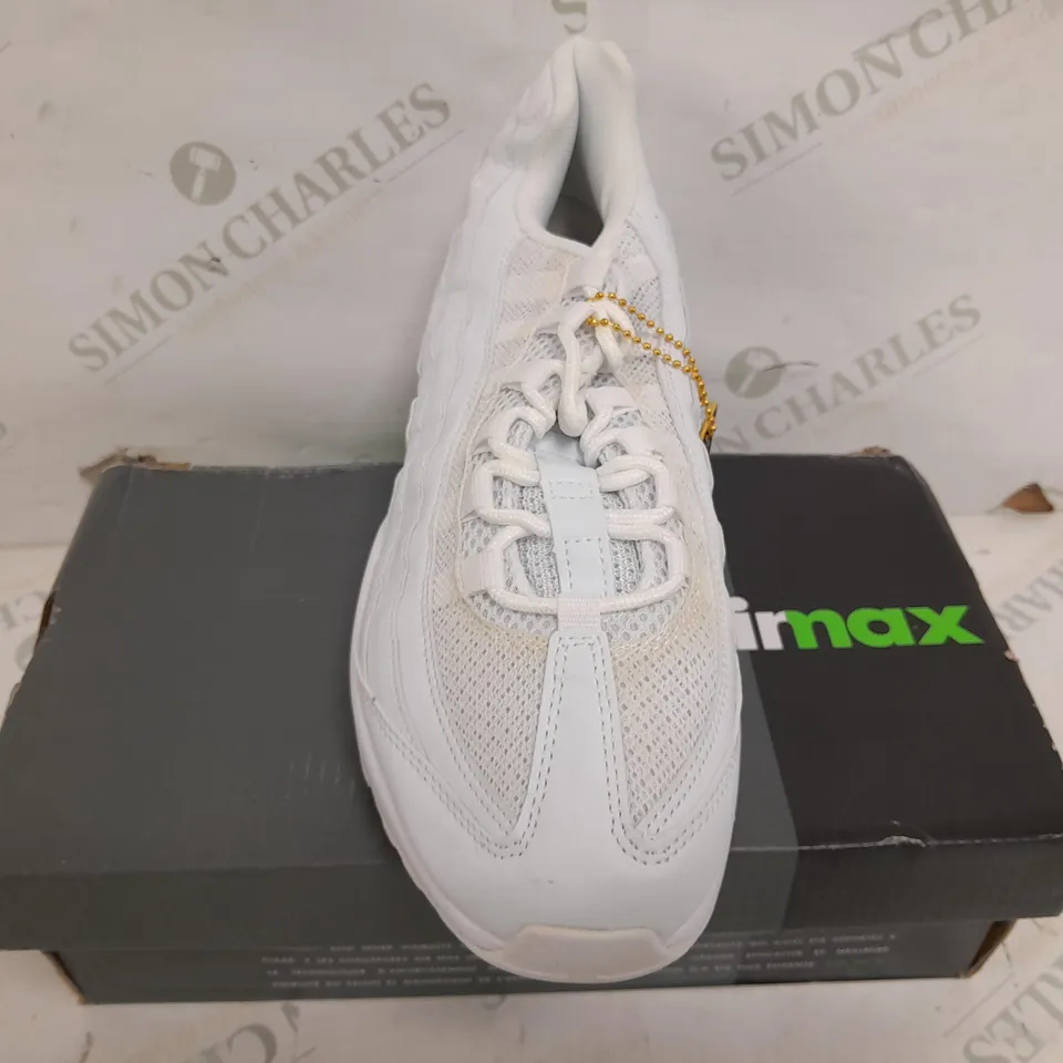 BOXED PAIR OF NIKE AIR MAX TT TRAINERS IN WHITE - SIZE 9
