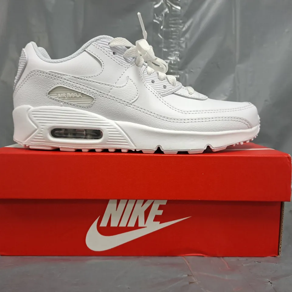 BOXED PAIR OF NIKE AIR SHOES IN WHITE SIZE UK 4.5