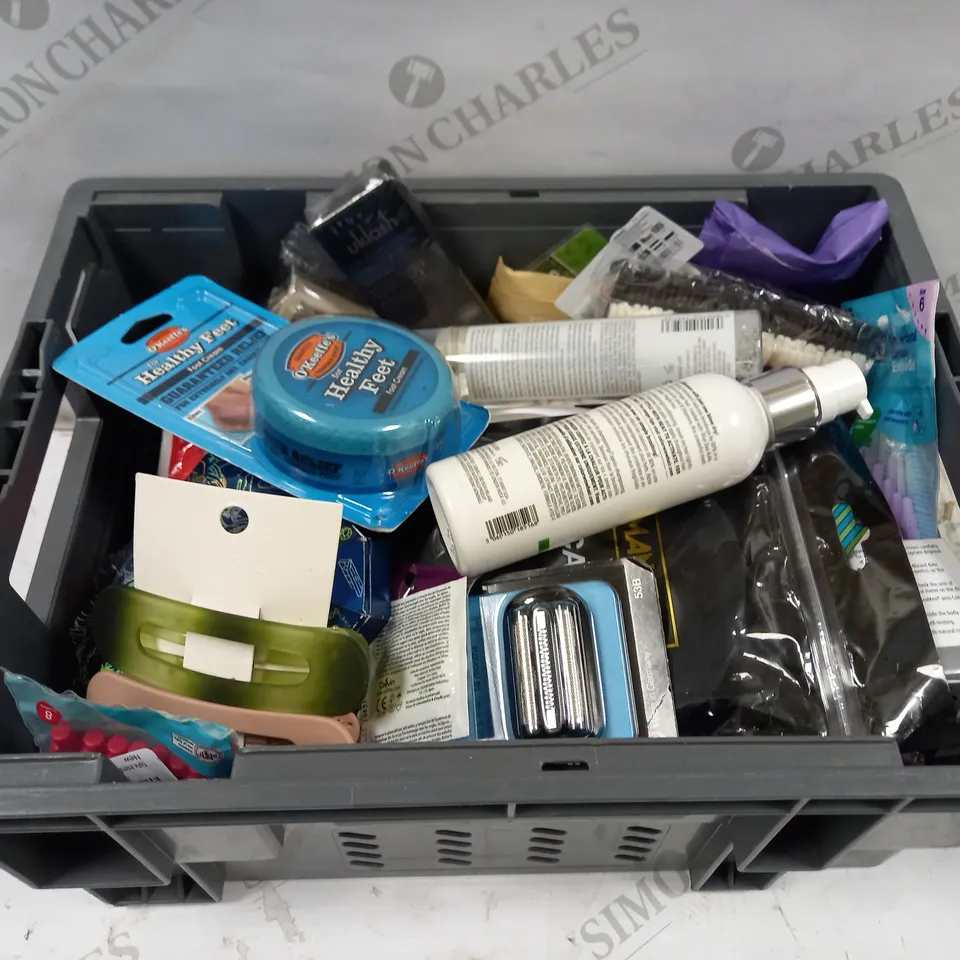 LOT OF APPROXIMATELY 20 COSMETICS ITEMS TO INCLUDE WOW SPEED DRY BLOW DRY SPRAY, WOW COLOR DREAM COCKTAIL - KALE INFUSED, OKEEFES FOR HEALTHY FEET, ETC