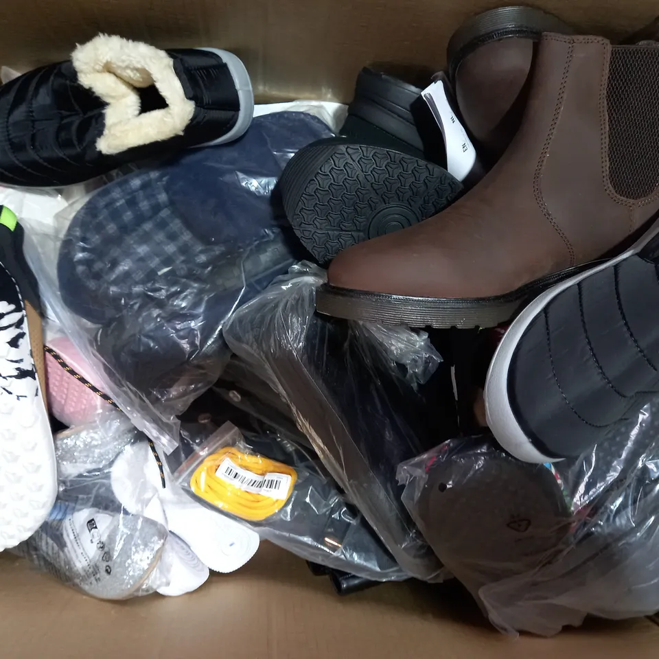 BOX OF APPROXIMATELY 15 ASSORTED PAIRS OF SHOES AND FOOTWEAR ITEMS IN VARIOUS STYLES AND SIZES TO INCLUDE FITFLOP, SKECHERS, ETC