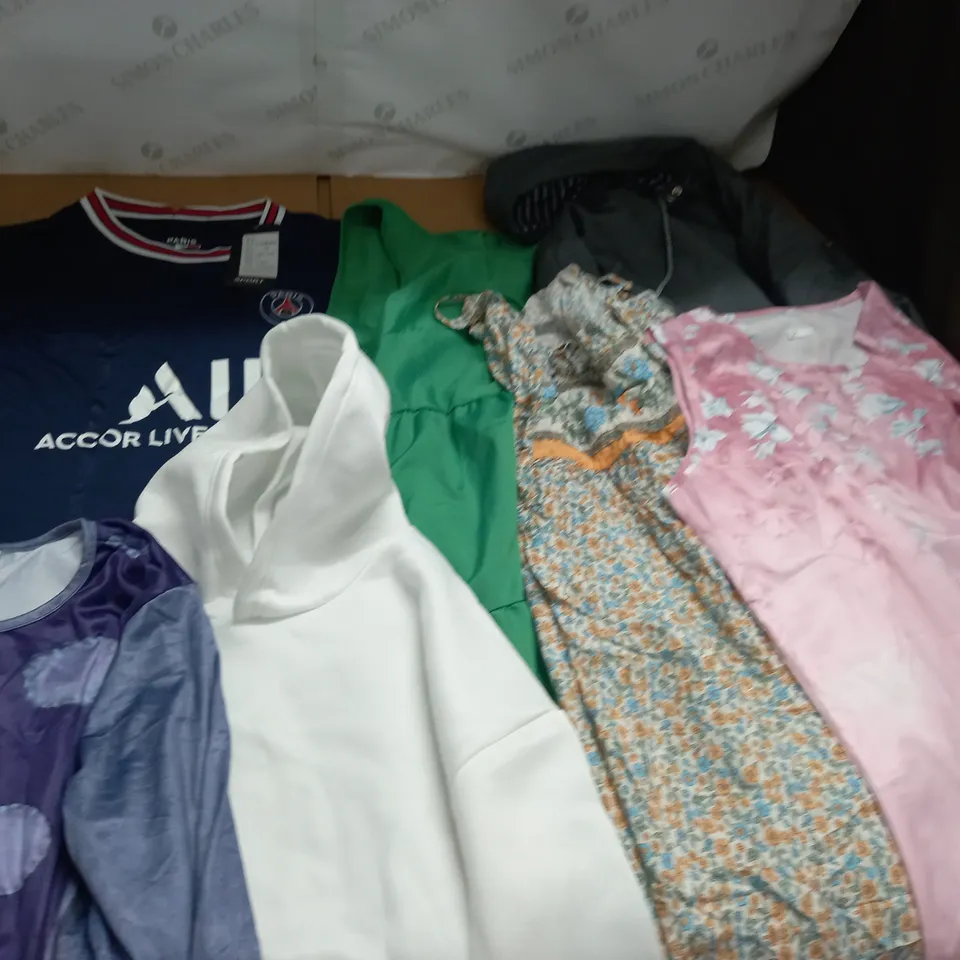 LARGE QUANTITY OF ASSORTED CLOTHING ITEMS