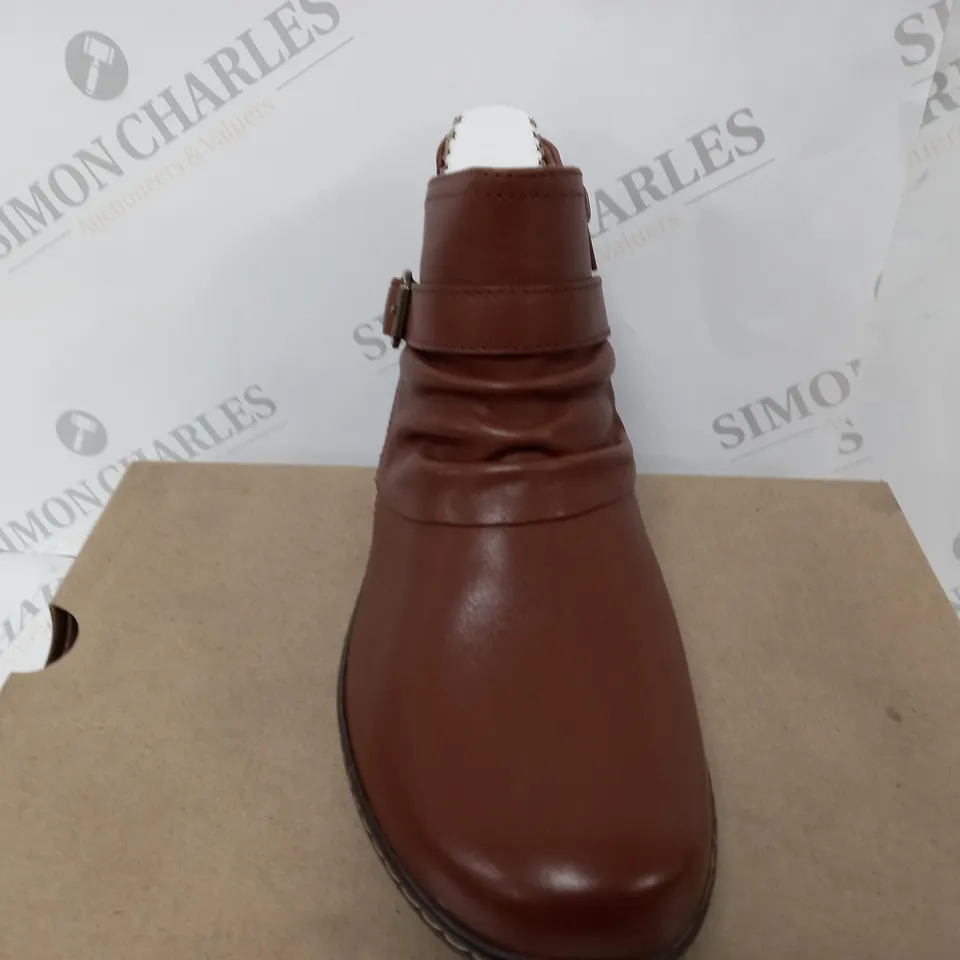 BOXED CLARKS CORA ROUCHED IN DARK TAN LEA - UK 6