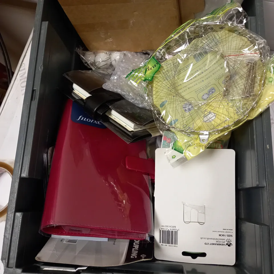 LOT OF APPROX 20 HOUSEHOLD ITEMS TO INCLUDE VIRGIN TV REMOTE, RAFFLE TICKETS AND PICTURE FRAME 