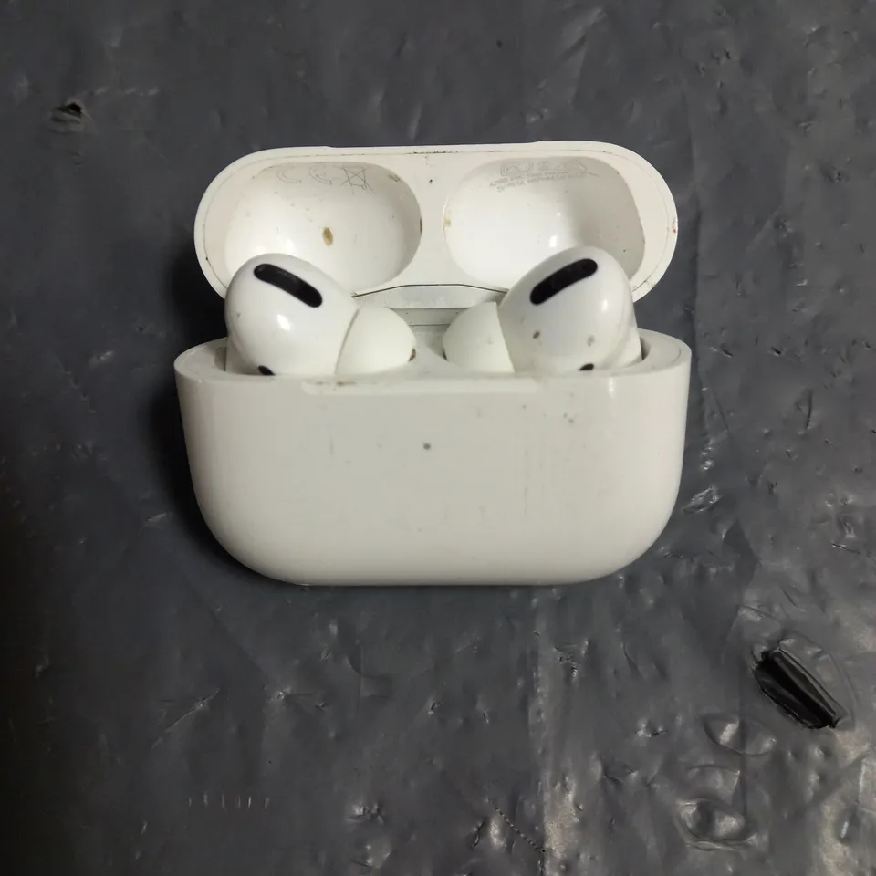 PAIR OF APPLE AIRPODS PRO IN WHITE