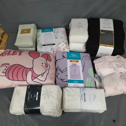 APPROXIMATELY 8 ASSORTED HOUSEHOLD ITEMS TO INCLUDE VARIOUS BEDDING IN VARIOUS SIZES AND STYLES