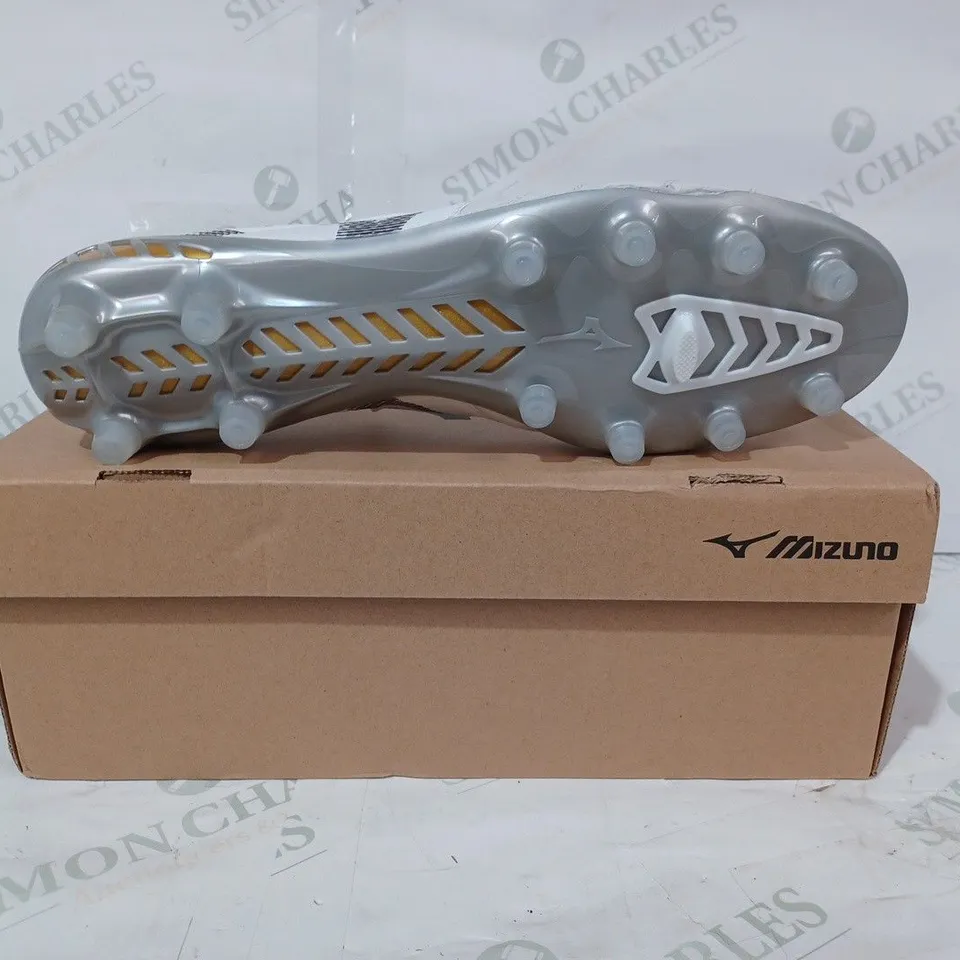 BOXED PAIR OF MIZUNO MORELIA NEO FOOTBALL BOOTS IN WHITE/GREY UK SIZE 10.5