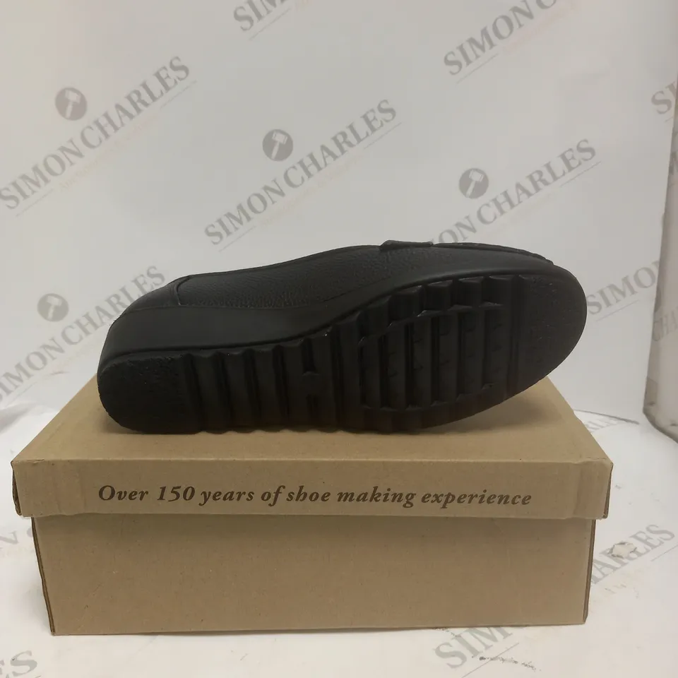 BOXED PAIR OF CUSHION WALK TASSLE LOAFERS - 5