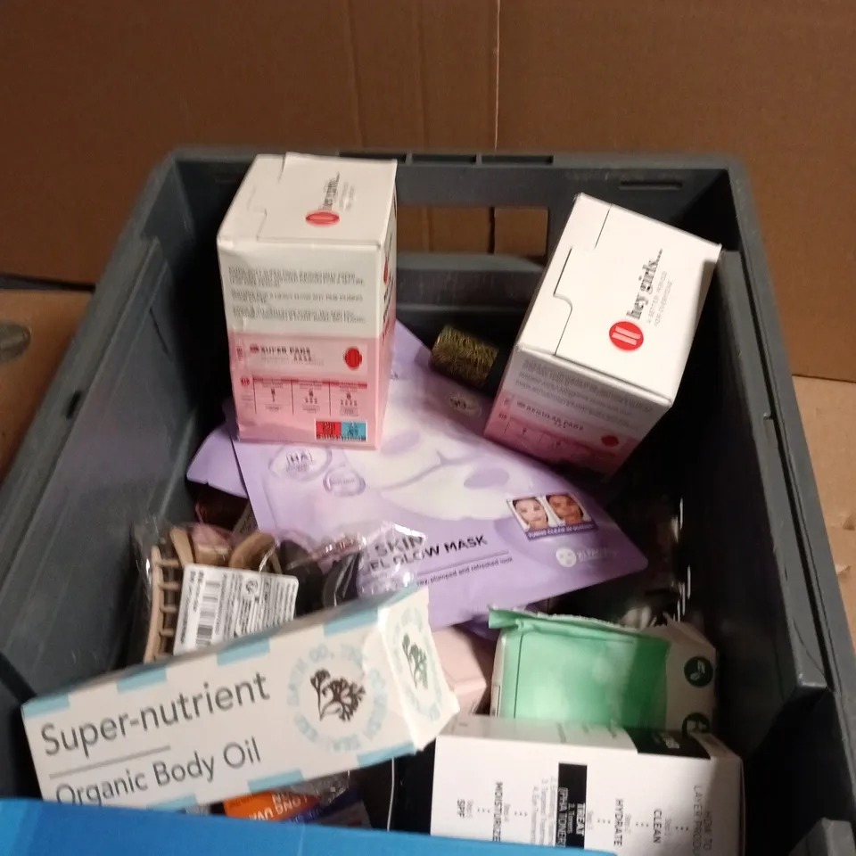 APPROXIMATELY 18 ASSORTED COSMETIC ITEMS INCLUDING super nutrient organic body oil , pha toner and hairburst shampoo 