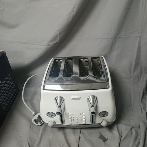 DELONGHI 4-SLICE TOASTER