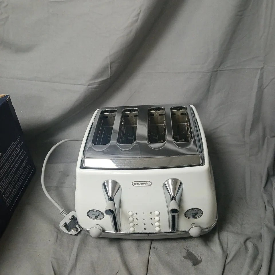 DELONGHI 4-SLICE TOASTER