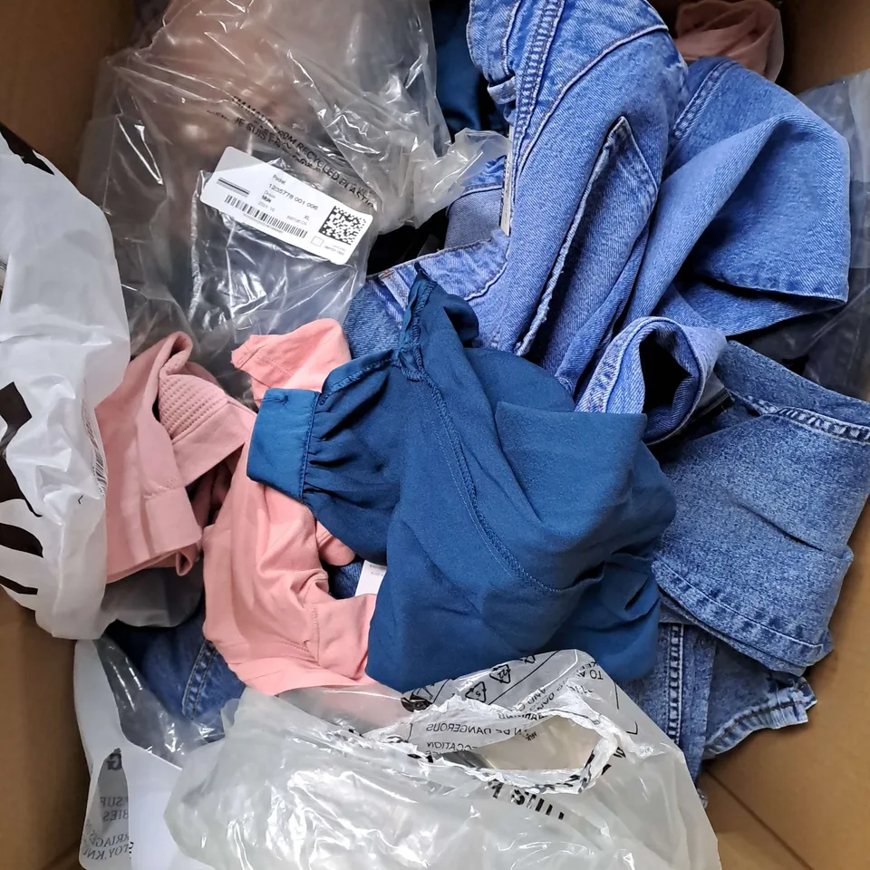 BOX OF APPROXIMATELY 25 ASSORTED CLOTHING ITEMS TO INCLUDE - DRESS, JUMPSUIT, JEANS ETC