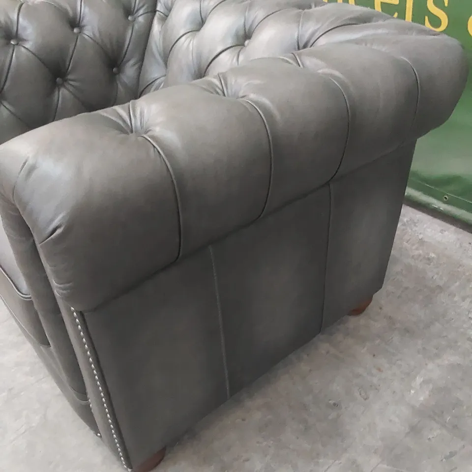 LUXURY DESIGNER CHESTERFIELD ARMCHAIR UPHOLSTERED IN GREY LEATHER