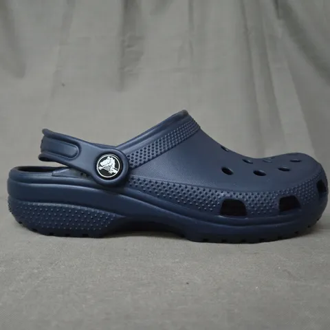 CROCS CLASSIC CLOG K IN NAVY - UK J3