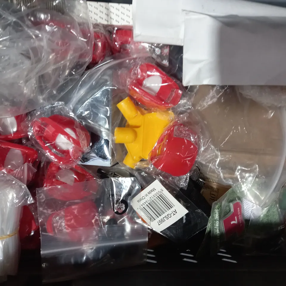 LOT OF APPROXIMATELY 10 ASSORTED HOUSEHOLD ITEMS TO INCLUDE HIGH QUALITY ARTIST BRUSHES, RICK AND MORTY KEYRING, LOGITECH COMPUTER MOUSE, ETC