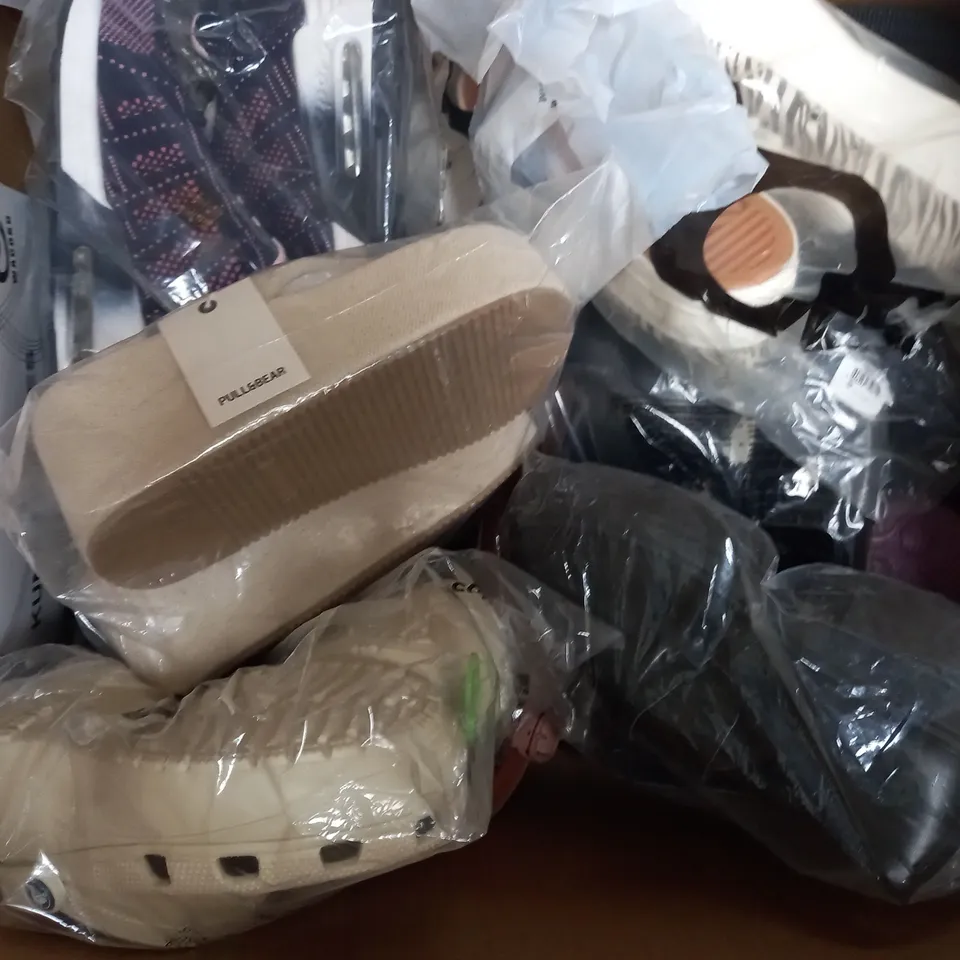 BOX OF APPROXIMATELY 15 ASSORTED PAIRS OF SHOES AND FOOTWEAR ITEMS IN VARIOUS COLOURS, STYLES, AND SIZES - COLLECTION ONLY
