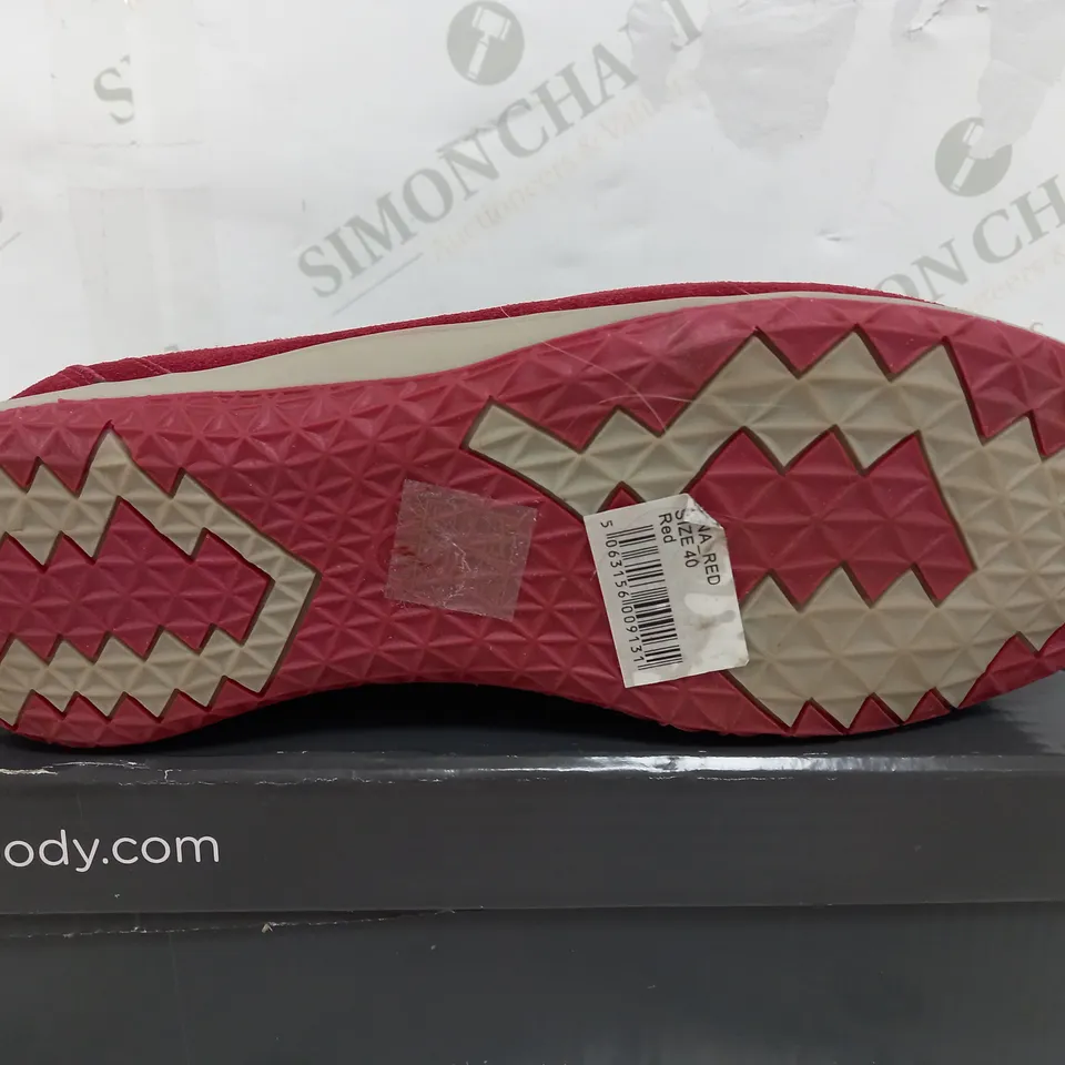 BOXED PAIR OF SHUROPODY ZIP UP TRAINERS IN RED - UK 7
