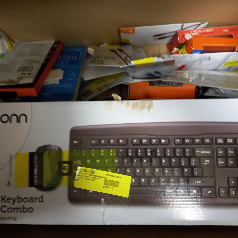 LOT OF APPROXIMATELY 20 ELECTRICAL ITEMS, TO INCLUDE KEYBAORD, EARPHONES, ETC