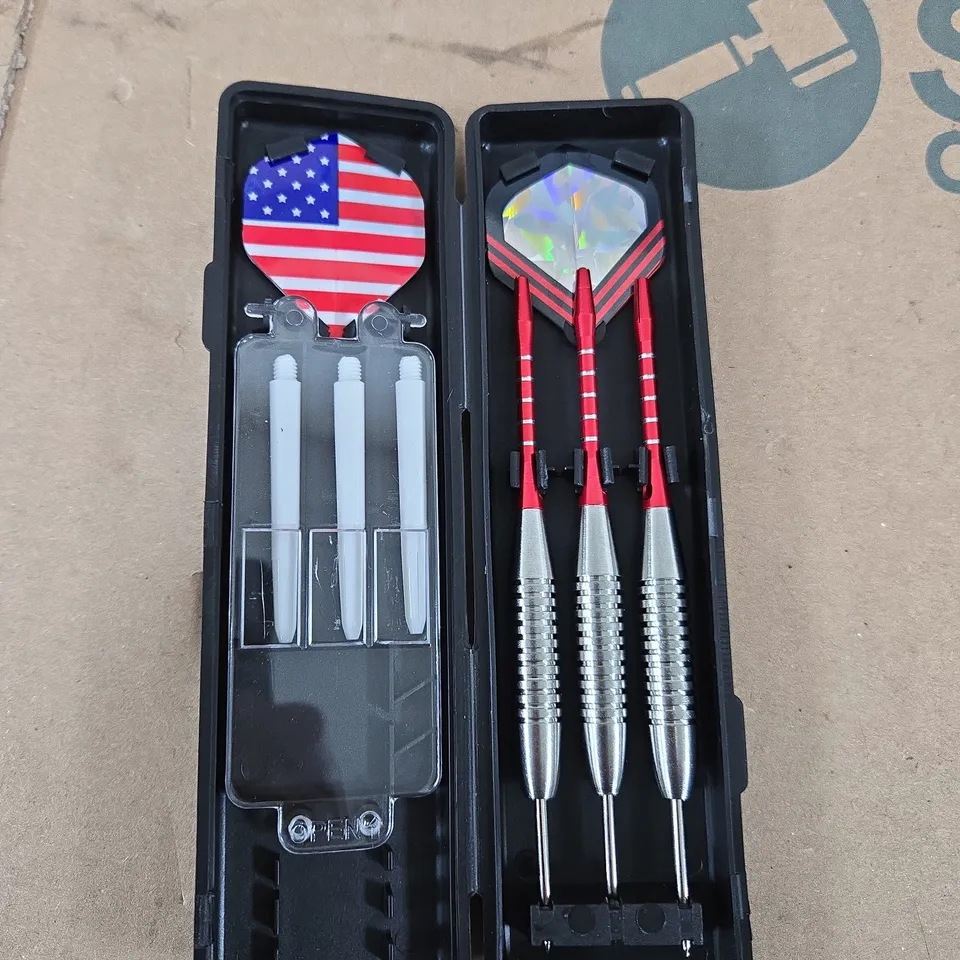 DARTS SET WITH 3 STEEL-TIPPED DARTS AND SPARE COMPONENTS IN PLASTIC CARRY CASE