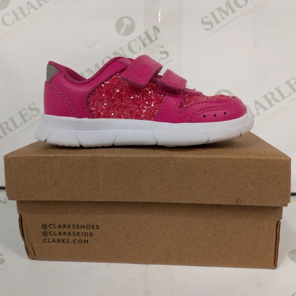 BOXED PAIR OF CLARKS FAWN SOLO KIDS SHOES IN PINK W. COARSE GLITTER EFFECT UK SIZE 4.5