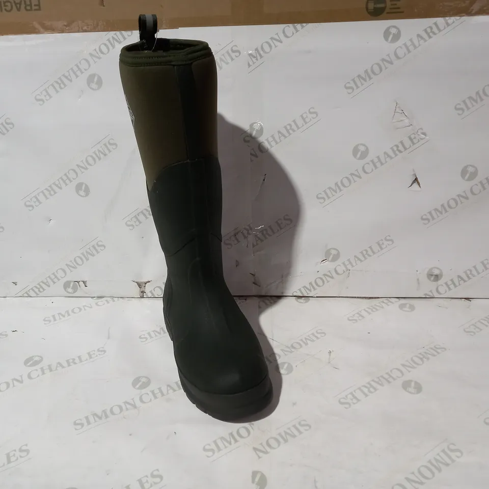 BOXED PAIR OF MUCK BOOT COMPANY WELLINGTON BOOTS IN GREEN UK SIZE 6