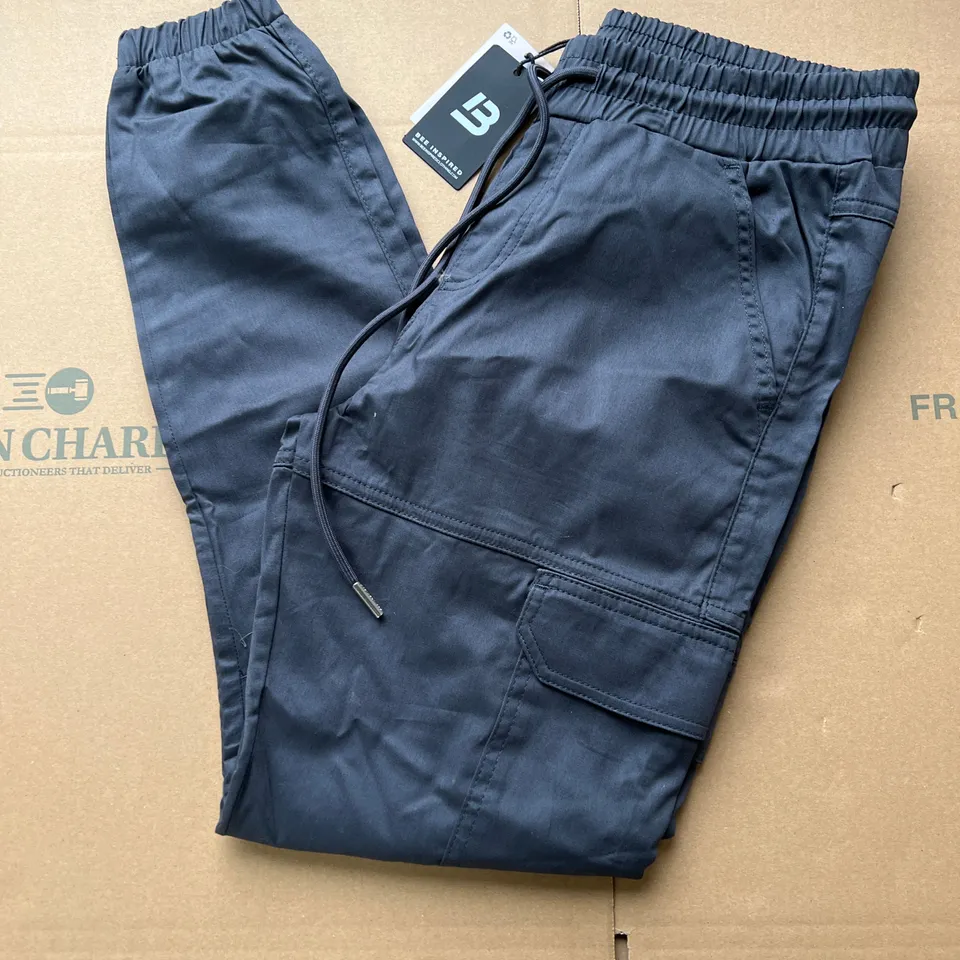 BEE INSPIRED RIVERO CARGO PANT ANTHRACITE IN SIZE 28/30