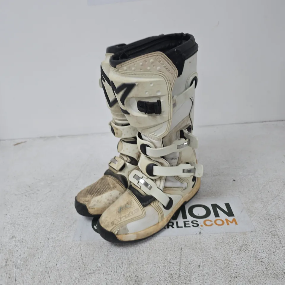 MOTOCROSS BOOTS – CREAM/WHITE, USED UK 9
