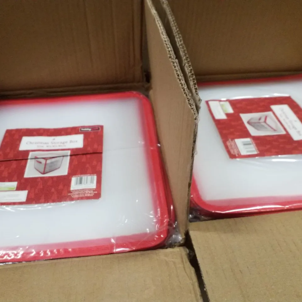 PALLET CONTAINING ASSORTED CHRISTMAS  DECORATIONS INCLUDING CHRISTMAS STORAGE BOXES, TALL BERRY STEMS, HANGING EUCALYPTUS & WOODEN 3 STAR TRAYS