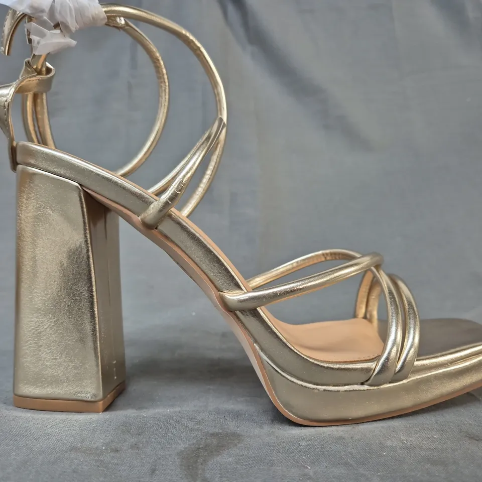 BOXED PAIR OF BOOHOO OPEN TOE HIGH BLOCK HEEL SANDALS IN METALLIC GOLD SIZE 7