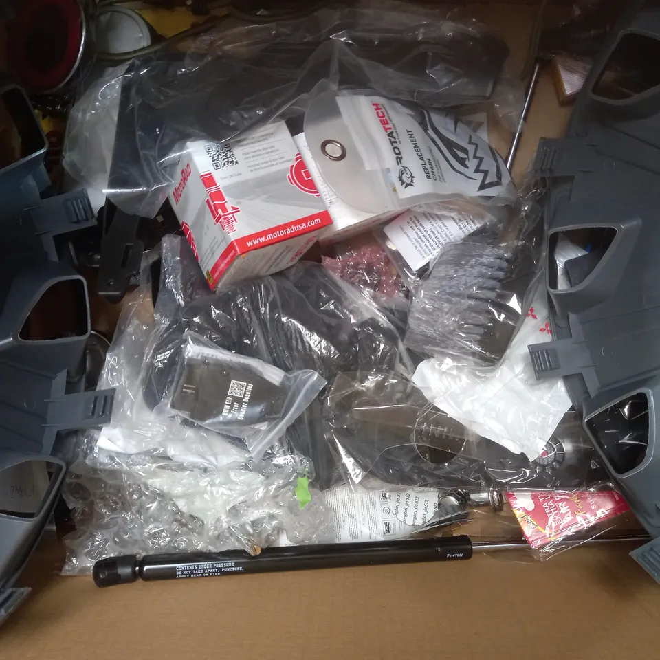 BOX OF APPROXIMATELY 20 ASSORTED VEHICLE PARTS AND ACCESSORY ITEMS TO INCLUDE SHIMANO CN-HG40 116L CHAIN, MUC-OFF SCREEN CLEANER, LIQUID MOLY ENGINE FLUSH, ETC