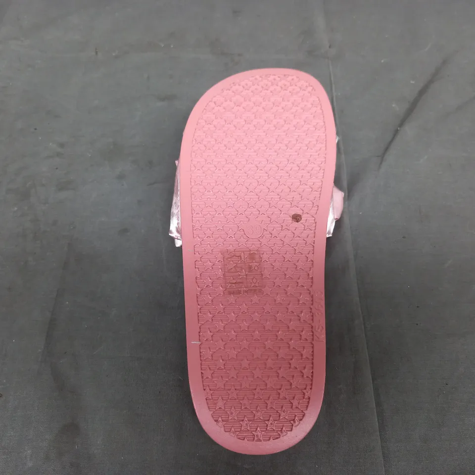 BOX OF APPROXIMATELY 10 PAIRS OF SLIDES IN PINK. - VARIOUS SIZES
