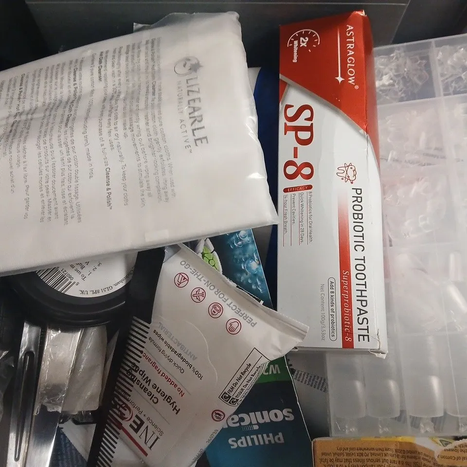 APPROXIMATELY 15 ASSORTED HEALTH & BEAUTY PRODUCTS TO INCLUDE SANEX HYDRATING SHOWER GEL, PHILIPS SONICARE HEADS, INEOS CLEANSING WIPES, ETC - COLLECTION ONLY