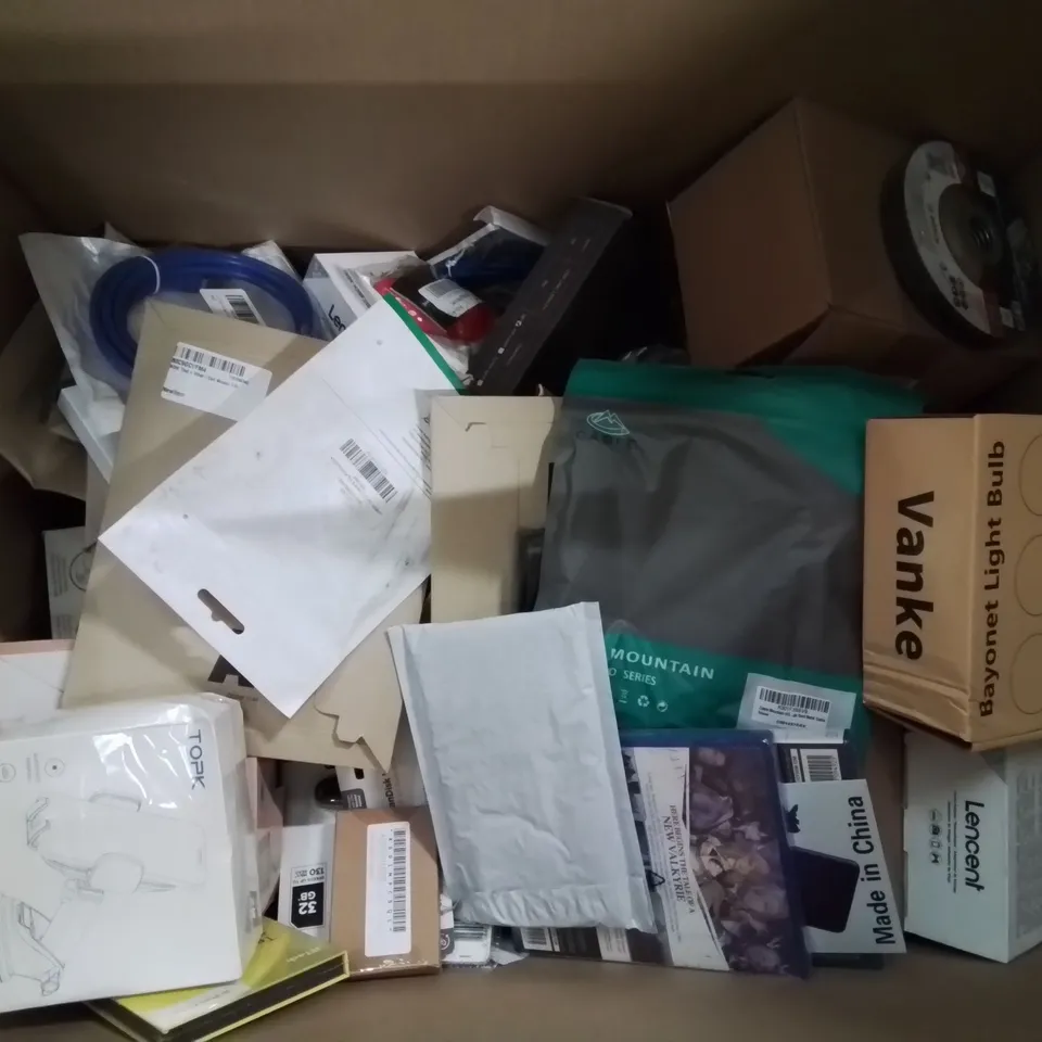 BOX CONTAINING LARGE AMOUNT OF BOXED ELECTRICAL ITEMS TO INCLUDE: LED MAGIC LAMPS, PS5 GAMES, GAMING HEADPHONES, MEMORY CARDS, USB STICKS, LED LIGHT STRIPS ETC.