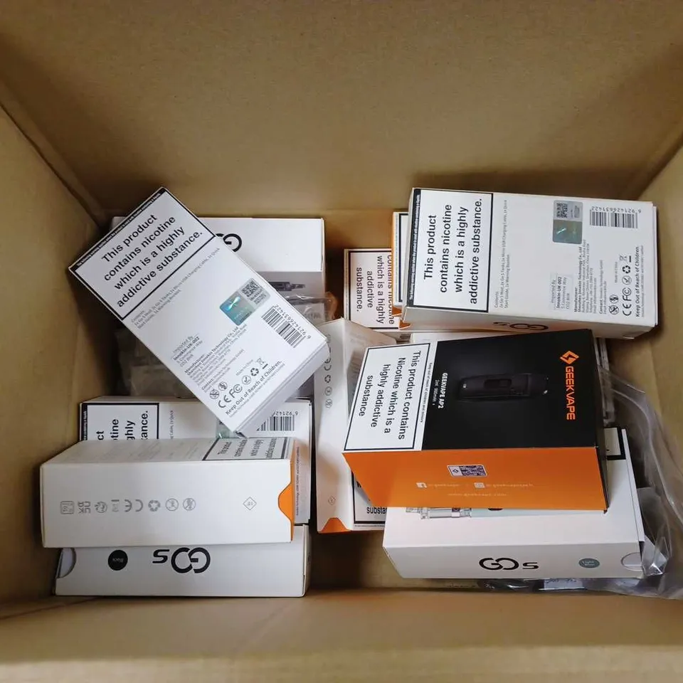 BOX OF APPROX 15 ASSORTED VAPES TO INCLUDE - GEEKVAPE AP2 - ASPIRE FLEXUS BLOK - ASPIRE FAVOSTIX NAVY BLUE ECT