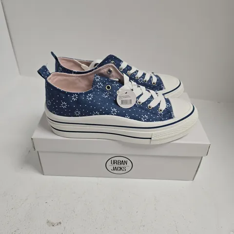 BOXED PAIR OF URBAN JACKS DAISIE WHOES IN DENIM/WHITE - SIZE 6