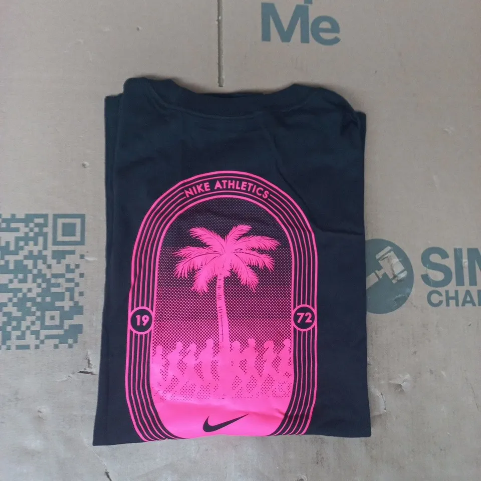 NIKE ATHLETICS SHORT SLEEVE PALM T-SHIRT IN BLACK/PINK SIZE XL