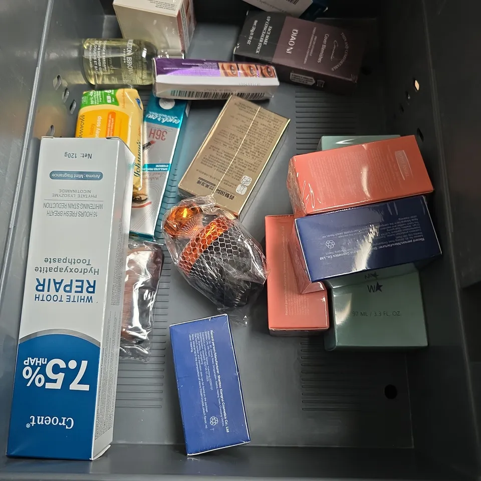APPROXIMATEY 20 HEALTH AND BEAUTY PRODUCTS TO INCLUDE - CERAVE HYDRATING CLEANSER - Q+A FACIAL OIL - AMMURI ALOE VERA GEL - ETC
