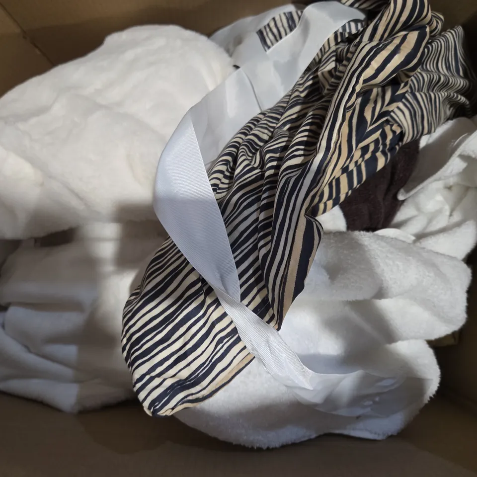 BOX OF APPROXIMATELY 10 ASSORTED BEDDING AND SOFT FURNISHING  ITEMS TO INCLUDE - BATHMAT , FITTED SHEET KING SIZE , FITTED SHEET DOUBLE ETC