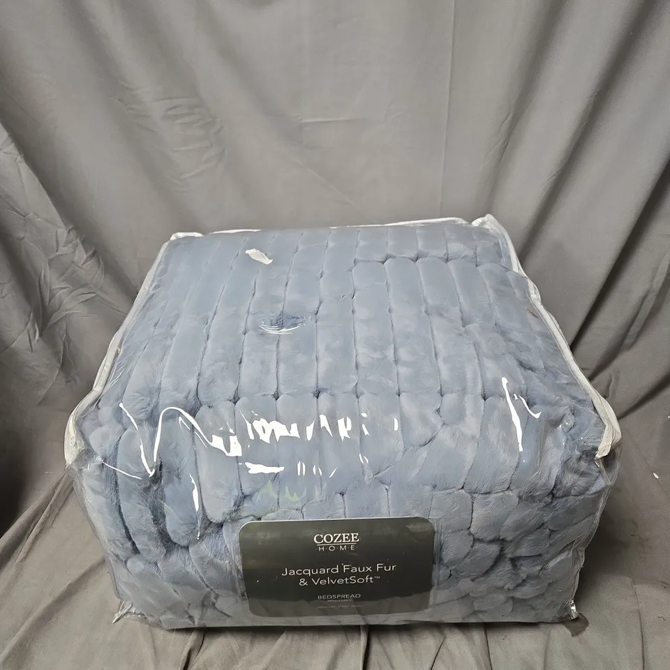 Cozee Home Jacquard Faux Fur & VelvetSoft Bedspread, 260 x 240 cm