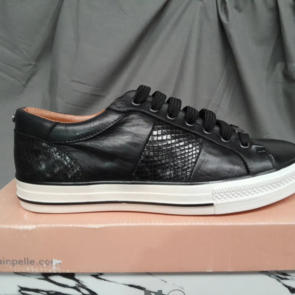 BOXED PAIR OF MODA IN PELLE ASTRIPE BLACK  LEATHER TRAINERS - SIZE 39