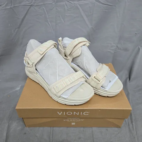 BOXED PAIR OF VIONIC WALK MAX SANDALS IN CREAM SIZE 7