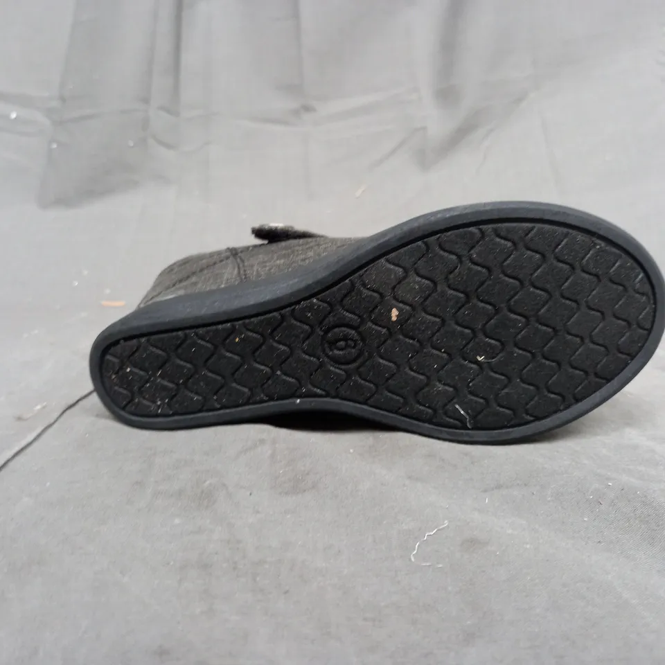 A BOX OF APPROXIMATELY 20 INDIVIDUALLY BOXED GUPPY LOVE SHOES. GREY PLAID ON OUTSIDE HOT PINK ON INSIDE