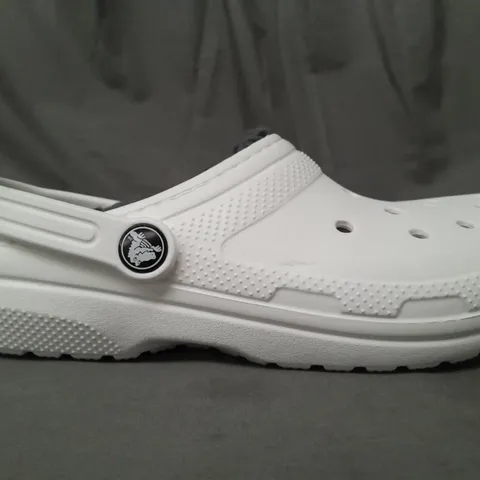 PAIR OF CROCS CLASSIC LINED KID'S CLOGS IN WHITE UK SIZE J5