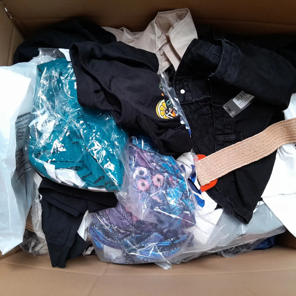 BOX OF APPROXIMATELY 25 ASSORTED CLOTHING ITEMS TO INCLUDE - T-SHIRT , TROUSERS , JACKETS, ETC