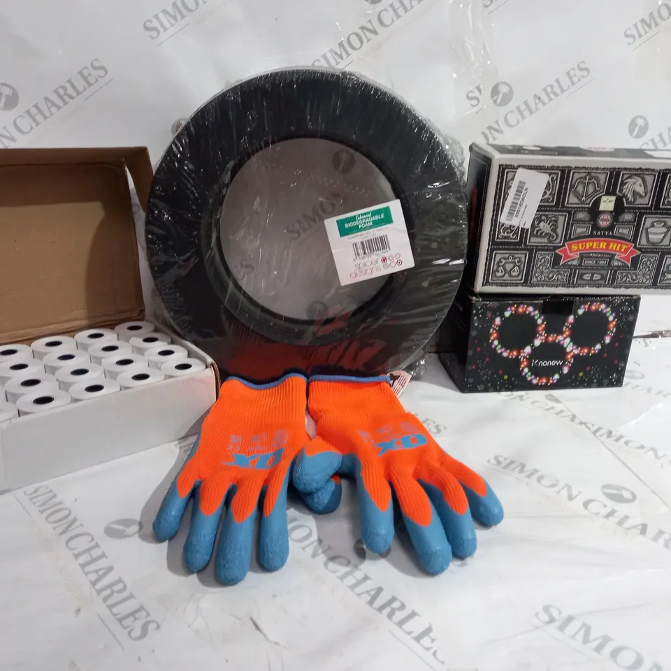 BOX OF APPROXIMATELY 12 ASSORTED ITEMS TO INCLUDE - OX LARGE GLOVES - BIODEGRABLE FOAM - KNONEW LED LIGHTS ECT