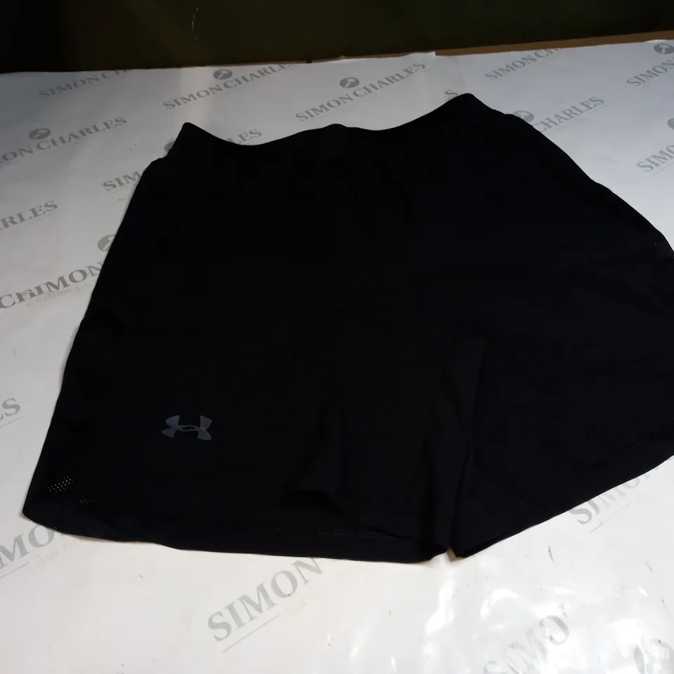 UNDER ARMOUR FITTED SHORTS SIZE M