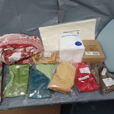 BOX OF APPROXIMATELY 12 ASSORTED HOUSEHOLD ITEMS TO INCLUDE - LUNCH NAPKINS, FELT SHEETS, AND PATTERNED THROW ETC. 