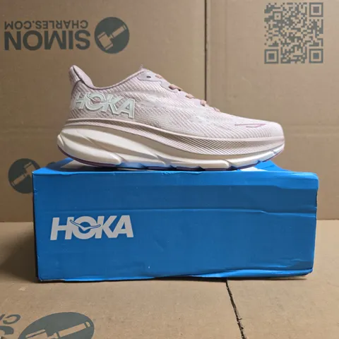 BOXED PAIR OF HOKA CLIFTON 9 TRAINERS IN PINK SIZE UK 6.5