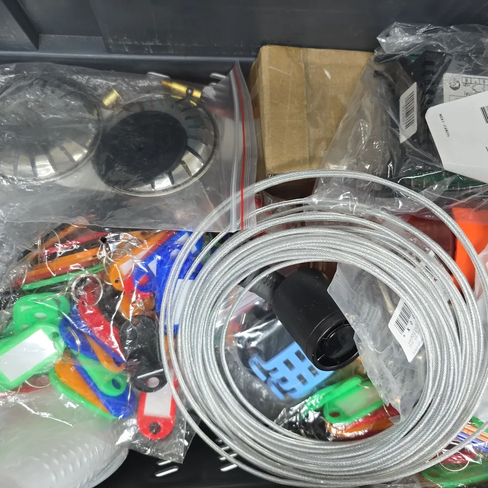 APPROXIMATELY 10 ASSORTED HOUSEHOLD ITEMS TO INCLUDE 2-IN-1 ERASER & SHARPENER, ETC